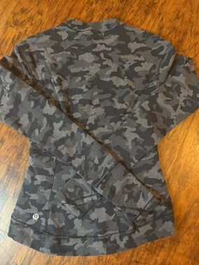 lululemon athletica Women's Long Sleeve Black & Gray Camo Top